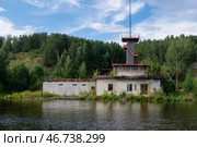Старая заброшенная лодочная станция на реке Исеть, Каменск-Уральский, Россия (2024 год). Стоковое фото, фотограф Pukhov K / Фотобанк Лори