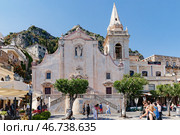 Church Chiesa di San Giuseppe in Square Piazza IX Aprile, Taormina in sunny day (2019 год). Редакционное фото, фотограф Ирина Мойсеева / Фотобанк Лори