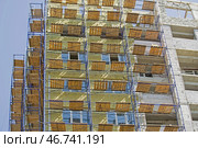 Фасад современного строящегося высотного здания. The facade of modern residential building under construction. Стоковое фото, фотограф Татьяна Д / Фотобанк Лори