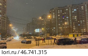 Красногорск. Люди гуляют по улице. Снегопад вечером в Подмосковье (2022 год). Редакционное видео, видеограф Анастасия / Фотобанк Лори