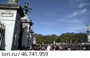 Many people near the gates of the government building of England in London. Редакционное фото, фотограф David Kashakhi / Фотобанк Лори