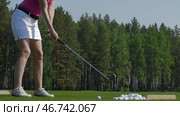 Golf player attempting the first stroke in the teeing area. Стоковое фото, фотограф David Kashakhi / Фотобанк Лори