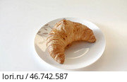 Delicious croissant on a plate in the pastry shop. Стоковое фото, фотограф David Kashakhi / Фотобанк Лори