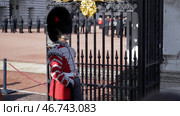 London, England - October, 2019: Sentry of the Grenadier Guard posted near parliament. Редакционное фото, фотограф David Kashakhi / Фотобанк Лори