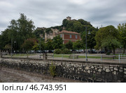 Замок Рокка-ди-Анжера,(Rocca di Angera) вид из окна на городскую набережную озера Маджоре (Maggiore), Италия (2018 год). Стоковое фото, фотограф Дымов Игорь / Фотобанк Лори