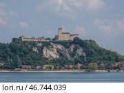 Замок Рокка-ди-Анжера (Rocca di Angera), вид с озера Маджоре, Италия (2018 год). Стоковое фото, фотограф Дымов Игорь / Фотобанк Лори