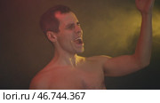 Shirtless singer belts high note on the stage. Стоковое видео, видеограф Илья Шаматура / Фотобанк Лори