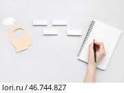 Женщина, пишущая в блокнот на белом фоне. Концепция логики. Стоковое фото, фотограф Pixel_shot / Фотобанк Лори
