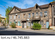 Старинный деревянный дом с балконом, Астрахань (2023 год). Редакционное фото, фотограф Инна Грязнова / Фотобанк Лори