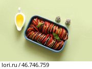 Форма для запекания вкусного рагу из овощей, специи и соусник с маслом на зеленом фоне. Стоковое фото, фотограф Pixel_shot / Фотобанк Лори