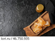 Банка меда и доска с сотами на темном фоне. Стоковое фото, фотограф Pixel_shot / Фотобанк Лори