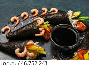 Доска с вкусными суши-конусами, креветками и соевым соусом на темном фоне, крупным планом. Стоковое фото, фотограф Pixel_shot / Фотобанк Лори
