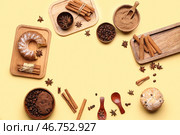 Рамка из палочек корицы, порошка, кофейных зерен, пирога и печенья на цветном фоне. Стоковое фото, фотограф Pixel_shot / Фотобанк Лори
