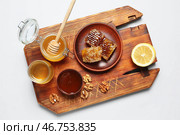 Композиция со сладким медом и сотами на белом фоне. Стоковое фото, фотограф Pixel_shot / Фотобанк Лори