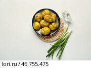 Тарелка вареных маленьких картофелин с укропом и зеленым луком на белом фоне. Стоковое фото, фотограф Pixel_shot / Фотобанк Лори