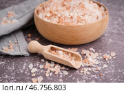 Деревянная чаша и черпак с гималайской розовой солью на темном столе. Стоковое фото, фотограф Pixel_shot / Фотобанк Лори