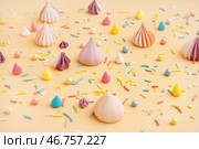 Сладкие красочные сахарные конфеты с белковыми орешками, разбросанные на бежевом фоне. Стоковое фото, фотограф Pixel_shot / Фотобанк Лори