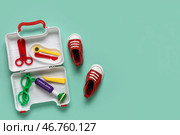 Откройте детскую аптечку с детской обувью на бирюзовом фоне. Вид сверху. Стоковое фото, фотограф Pixel_shot / Фотобанк Лори