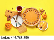 Вкусный тыквенный тарт с миндалем и чашка горячего чая на желтом фоне. Стоковое фото, фотограф Pixel_shot / Фотобанк Лори