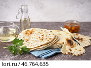 Вкусный пита-хлеб на столе. Стоковое фото, фотограф Pixel_shot / Фотобанк Лори