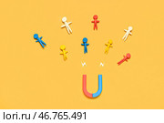 Магнит с молниями и группа клиентов на желтом фоне. Маркетинговая концепция. Стоковое фото, фотограф Pixel_shot / Фотобанк Лори