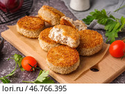 Деревянная доска с вкусными мясными котлетами на сером фоне. Стоковое фото, фотограф Pixel_shot / Фотобанк Лори