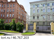 Город Москва. Старосадский переулок, дом 4/5 строение 1. Жилой дом (1849—1853; 1858; 1878, архитектор Сабанеев). В доме жила поэтесса А. Е. Адалис (2024 год). Стоковое фото, фотограф Александр Тараканов / Фотобанк Лори