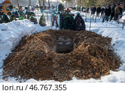 Могила на кладбище. Редакционное фото, фотограф Sergey Rusanov / Фотобанк Лори