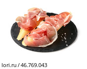 Доска вкусных бутербродов с прошутто на белом фоне. Стоковое фото, фотограф Pixel_shot / Фотобанк Лори