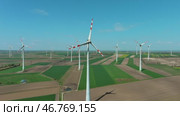 Wind turbines and agriculture fields. Стоковое видео, видеограф Михаил Коханчиков / Фотобанк Лори