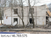 Снос старого пятиэтажного дома, программа реновации (2025 год) Стоковое фото, фотограф Терехова Марина / Фотобанк Лори