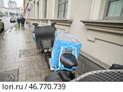 Велосипед доставщика Яндекс Лавка на улицах Москвы. Редакционное фото, фотограф Наталья Филатова / Фотобанк Лори