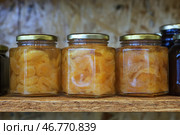 Стеклянные банки с консервированными продуктами на полке в кладовке. Стоковое фото, фотограф Наталья Шатохина/NEWS.ru / ТАСС / Фотобанк Лори