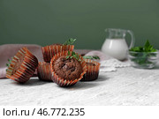 Вкусные шоколадные маффины на деревянный стол. Стоковое фото, фотограф Pixel_shot / Фотобанк Лори