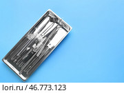 Поднос с зубными инструментами и окклюзионной шиной на цветном фоне. Стоковое фото, фотограф Pixel_shot / Фотобанк Лори