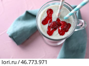 Вкусный овсяный смузи со свежей малиной в стеклянной чашке на цветном фоне. Стоковое фото, фотограф Pixel_shot / Фотобанк Лори