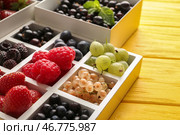 Коробки с вкусными спелыми ягодами на столе цвета. Стоковое фото, фотограф Pixel_shot / Фотобанк Лори
