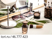 Флакон парфюмерно-косметической продукции на столе. Стоковое фото, фотограф Pixel_shot / Фотобанк Лори