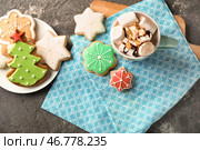 Чашка вкусного горячего какао с маршмеллоу и рождественское печенье на столе. Стоковое фото, фотограф Pixel_shot / Фотобанк Лори