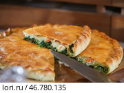 Вкусный пирог на деревянной доске в пекарне. Стоковое фото, фотограф Pixel_shot / Фотобанк Лори