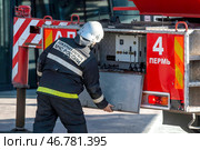 Пожерный спец автомобиль автолестница (2023 год). Редакционное фото, фотограф Sergey Rusanov / Фотобанк Лори