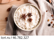 Вкусный рисовый пудинг с анисовыми звездами в миске на столе. Стоковое фото, фотограф Pixel_shot / Фотобанк Лори