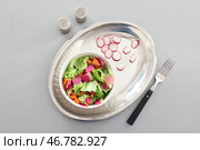 Свежий салат с нарезанной редькой и салатом в миске на светлом фоне. Стоковое фото, фотограф Pixel_shot / Фотобанк Лори