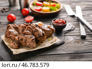 Грифельная доска с вкусным шашлыком на деревянном столе. Стоковое фото, фотограф Pixel_shot / Фотобанк Лори