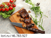 Вкусные ребрышки на гриле с ножом на деревянной доске. Стоковое фото, фотограф Pixel_shot / Фотобанк Лори