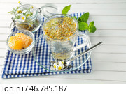 Чашка вкусного ромашкового чая и сот на деревянном столе. Стоковое фото, фотограф Pixel_shot / Фотобанк Лори