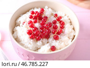 Чаша с вкусным рисовым пудингом и смородиной на цветной стол, крупным планом. Стоковое фото, фотограф Pixel_shot / Фотобанк Лори