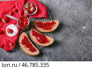 Охлаждающая подставка с ломтиками хлеба и вкусным клубничным джемом на гранж-столе. Стоковое фото, фотограф Pixel_shot / Фотобанк Лори