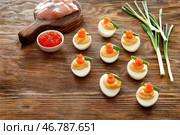 Вкусные вареные яйца на деревянном столе. Стоковое фото, фотограф Pixel_shot / Фотобанк Лори