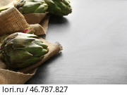 Вкусные сырые артишоки на сером столе. Стоковое фото, фотограф Pixel_shot / Фотобанк Лори